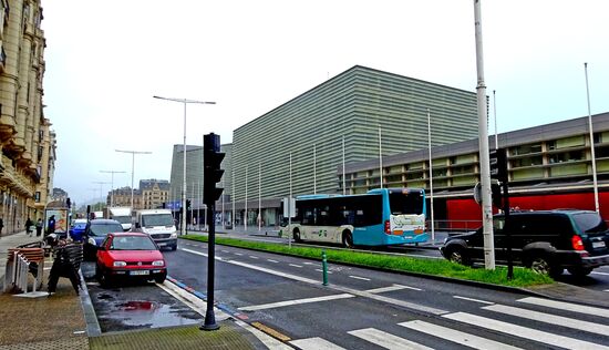Auch von dieser Seite aus, der Palacio de Congresos Kursaal, zwar riesengross, aber nicht meins....