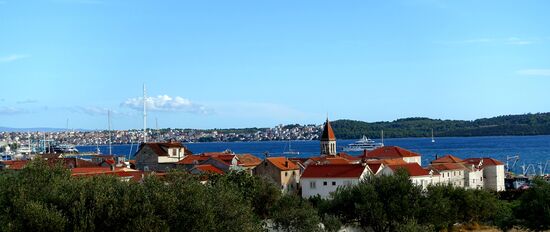 Blick von der Hauptstrasse auf Seget Donji, im Hintergrund Trogir