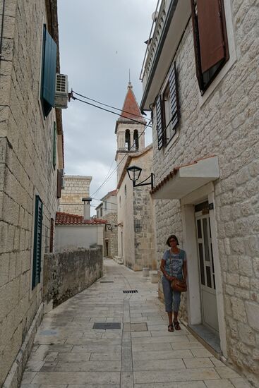 Kleine Kirche und 2 Gässchen, viel gibts nicht zu sehen