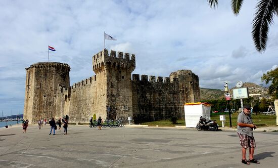 Festung Kamerlengo aus dem 15. Jh., erbaut z. Zt. der venezianischen Republik, diente der Verteidigung der Stadt sowohl auch dem Eigenschutz der unbeliebten Venezianer