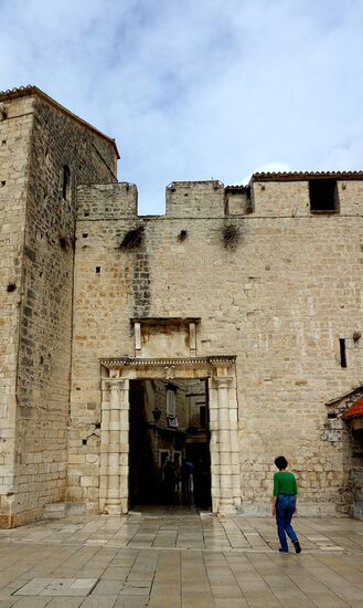 Das hat gedauert, bis das Foto mit wenigstens nur 1 Person möglich war.....Zugang in die Gassen der Altstadt