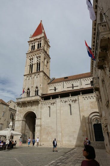 Kathedrale St. Laurentius, Bauzeit mehr als 400 Jahre, am Hauptplatz der Stadt, Trg. Ivana Pavla II.