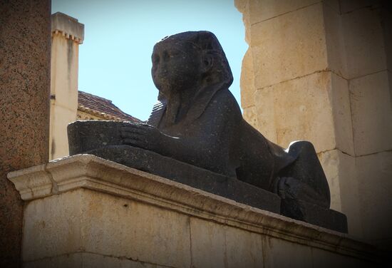 Die letzte von 4 Sphinx vor Kathedrale