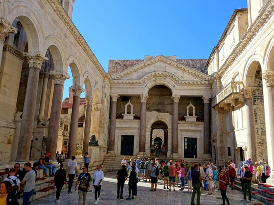 Platz Peristyl, links Eingang Kathedrale, rechts Eingang Treasury, in der Mitte Tempel des Jupiters