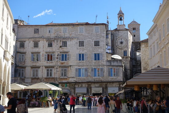Obstplatz – Voćni trg, der ehemalige Obstmarkt, dort wurden früher lokale Waren angeboten