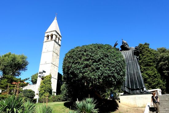 Durch das goldene Tor kommt man direkt zur Bronzestatue "Gurgura Ninskog"