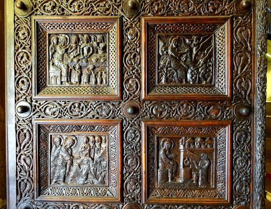 Wunderbar geschnitztes Portal