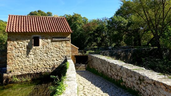 Eine Wassermühle mit Ethno-Souveniers