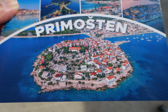 Die Karte hab ich, mit Erlaubnis der Kioskbesitzerin, abfotografiert, leider sieht man den Ort so nur von oben.