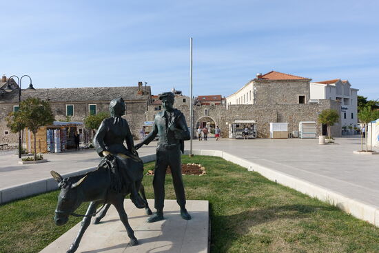 Zugang durch das Stadttor im Hintergrund