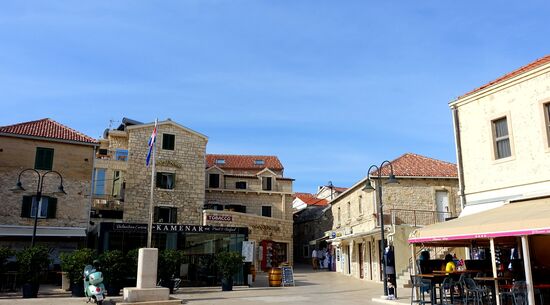 Hinter dem Tor der zentrale Platz