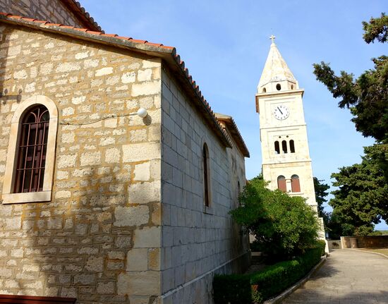 Kirche Sv. Juraj auf dem höchsten Punkt. Erbaut 1485, innen der Sarkophag des Bischofs Arneric, der noch heute von vielen Menschen der Region verehrt wird. Leider alle Türen zu.
