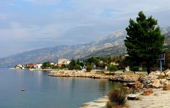 Blick auf die Ortsmitte mit kleinem Hafen