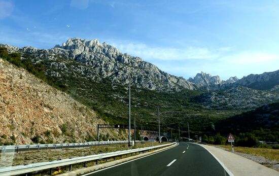 Ein letzter Blick auf das schroffe Velebitgebirge vor Einfahrt in den 5.727 m langen Tunnel Sveti Rok