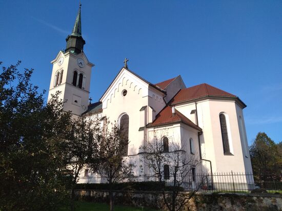 Sehr imposant für diesen kleinen Ort, Kirche Sv. Lenart, St. Leonard, die aus dem 14. Jh. wurde durch ein Erdbeben zerstört und hier in 1898 wieder aufgebaut. Aus der alten Kirche erhaltene Bilder und Einrichtungsgegenstände fanden im neuen Haus wieder einen Platz, leider geschlossen