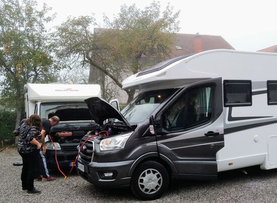 Starthilfe für unsere Womonachbarn....die wollen auch nach Hause