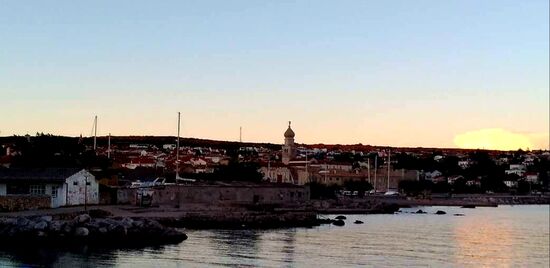 Blick auf den Ort Krk vom Strand des CPs aus am Abend unserer Ankunft