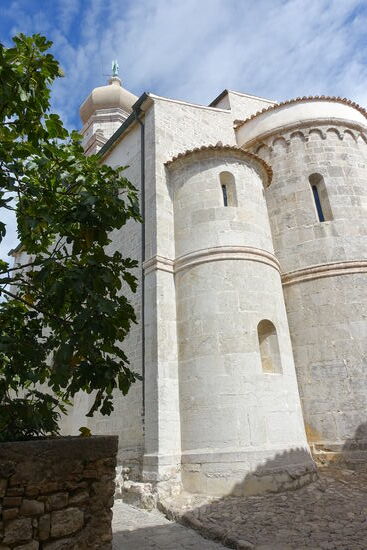 Kathedrale Krk, eine 3-schiffige Basilika aus dem 5. Jh. mit Umbauten Jahrhunderte später. Der weithin sichtbare Zwiebelturm ist das Wahrzeichen der Stadt.