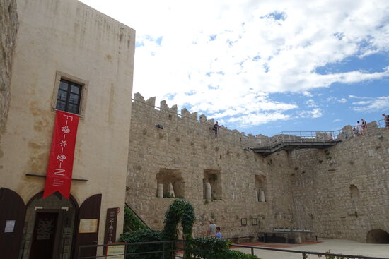 Im Innenhof gibts Tickets für die Burgmauer