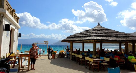 ....gesäumt von Restaurants, Bars, Souveniershops und mehr, zieht sich bis....