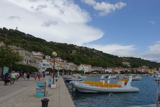 .....zum kleinen Hafen am Ende der Bucht