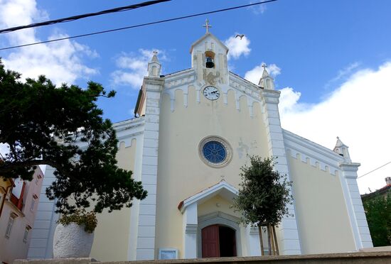 Direkt neben dem Museum die Pfarrkirche der Hl. Dreifaltigkeit, Sveti Trojice, gebaut Anno 1723 im Barockstil. Sie ist die grösste in Baška und Umgebung. Der 28m hohe Glockenturm wurde erst 1766 errichtet