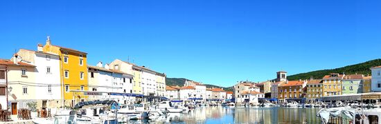 Hafenbecken mit vielen Restaurants