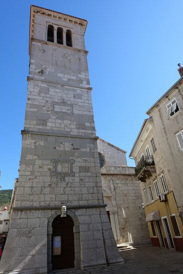 Pfarrkirche Hl. Maria, 16. Jh., mit frei stehendem Glockenturm