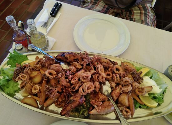 Calamariplatte für 2, gegrillt, gefüllt und frittiert, darunter waren noch Risotto und Kartoffeln mit Mangold versteckt