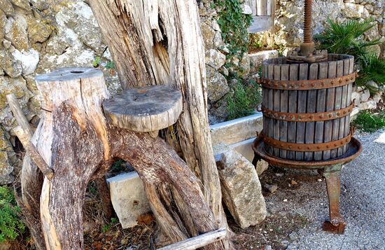 Auf dem Weg zum Wehrturm....Presse, wahrscheinlich für Oliven
