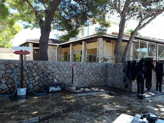 Oh, hier gibt's sogar eine Waschstrasse für Taucher