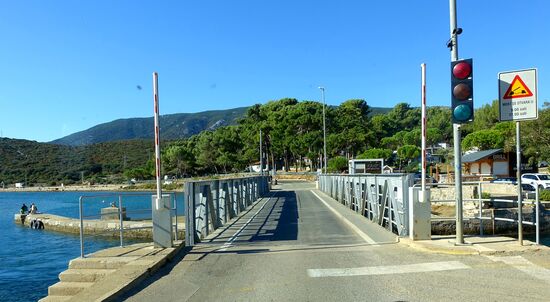 Die Brücke von der Insel Cres zur Insel Losinj, 2x am Tag wird sie für Schiffe geöffnet
