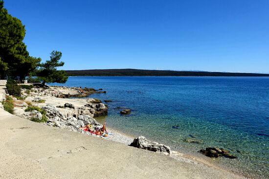 Überall um den Platz herum und auf dem Weg in den Ort, gibt es solche Zugänge zum Meer