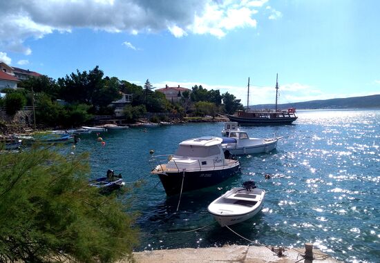 So geht es die kleine Promenadenstrasse entlang bis ins Zentrum, dort einige Restaurants und Shops, haben wir gestern beim Durchfahren schon gesehen, bei dem unbeständigen Wetter aber keine Lust bei meinem Lauf in einen Schauer zu geraten