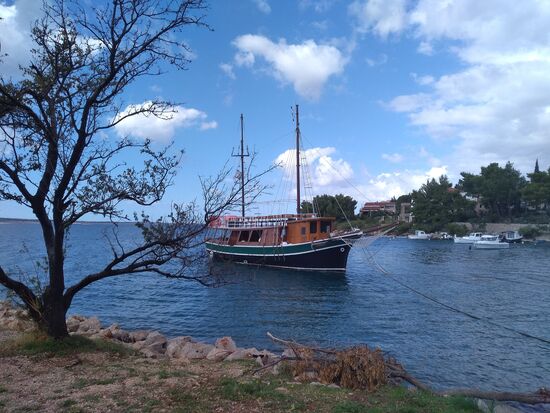 Das Schiff fährt schon nicht mehr, an einer grossen Beach-Bar vorbei, alles zu