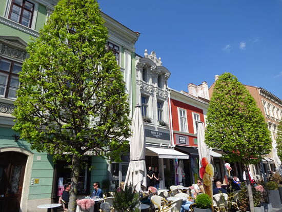 Hübsche Hausfassaden am zentralen Platz