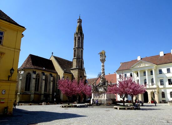 Heilige Dreifaltigkeitssäule mit Geisskirche