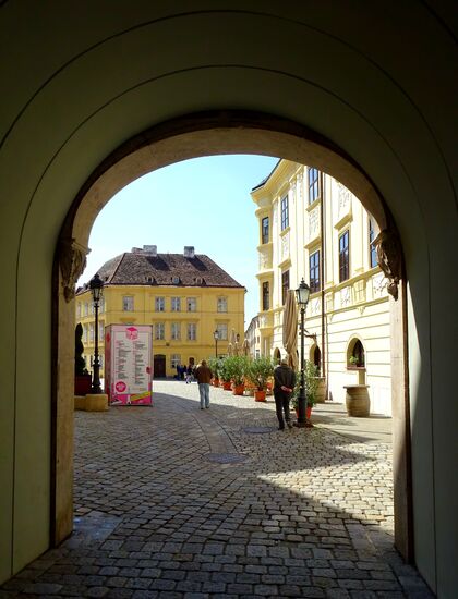 Durch die Stadtmauerpassage in die Altstadt