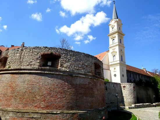 Rest der Stadtmauer mit Blick auf die St. Georgen Kirche