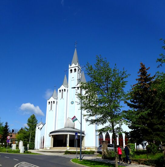 Die alles überragende Heiliggeist Kirche, auch blaue Kirche genannt, mit ihren 7 Türmen. Gebaut nach Plänen von János Bokskai, für ca. 1000 Leute. Bauzeit 3 Jahre, Einweihung 9. 9. 1999.
