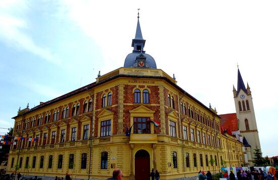 Die Premontre Vocational High School, Technikum und College am zentralen Platz, .direkt davor waren Vorbereitungen für eine grössere Veranstaltung zugange