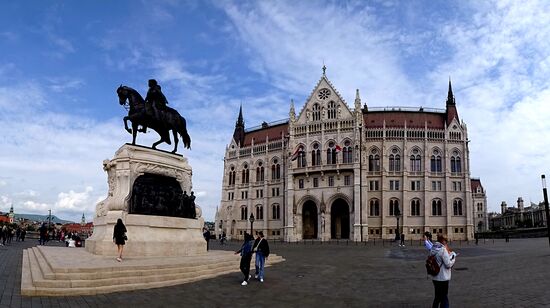Das grösste Gebäude Budapests, das Parlament, 268m breit, die Kuppel ist 96m hoch, erbaut von 1884-1906 - sehr imposant