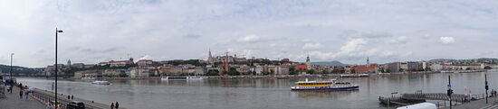 Ein Blick über die Donau nach Buda, am linken Bildrand die Burg, aber das erkunden wir an einem anderen Tag