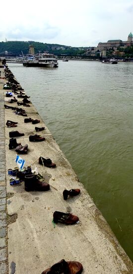 Entlang der Donau kommt man an diesen 60 Paar Eisenschuhen vorbei, die als Mahnmal auf ca. 40m der Kaimauer für die hier ermordeten Juden installiert wurden