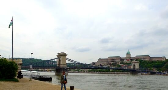 Im Hintergrund die Kettenbrücke und Burg