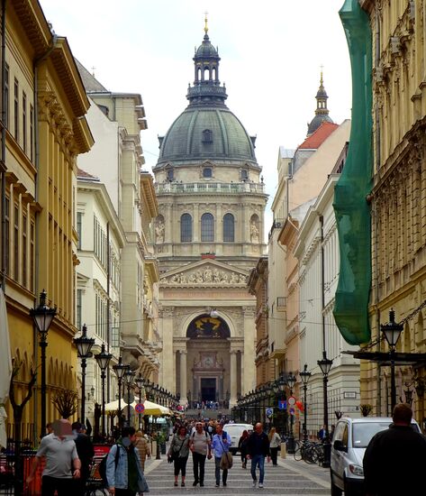 Blick auf die St. Stephans Basilika, erbaut ab 1851 nach Plänen von József Hild, wurde eingeweiht nach einer wechselreichen Baugeschichte im Jahre 1905. Eine Renovierung erfolgte zwischen 1983 und 2003.