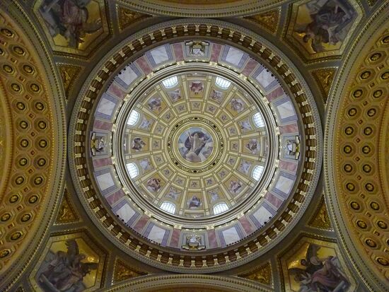 Auch von innen lohnt sich ein Besuch, allein die Kuppel ist sehenswert