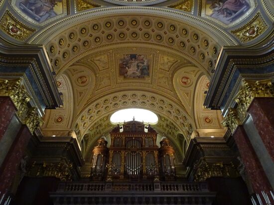 Die Orgel wurde ursprünglich von József Angster 1905 erbaut....nach vielen Umbauten und Renovierungen verfügt sie jetzt über 93 Register, 1152 freie Kombinationen sowie 22 Zungenpfeifen. Die Zahl der Pfeifen beträgt 7544, die kleinste ist 5mm lang, die grösste 10,5m Bei der letzte Renovierung wurde der Orgelschrank mit Blattgold neu vergoldet