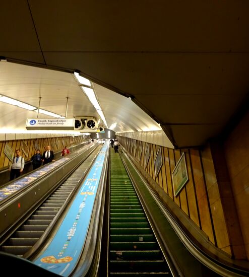 Rolltreppe für Mutige.......sehr steil und viele Meter lang, sowas kannten wir zwar schon, aber nicht dieses rasante Tempo.....ich musste mich echt festhalten 