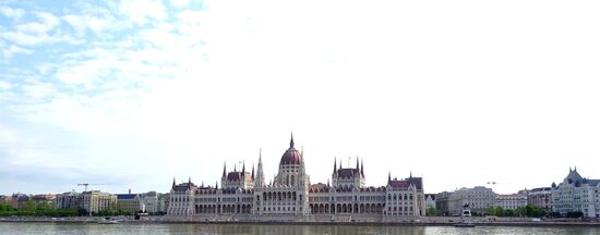 Ein Blick von Buda aufs Parlament